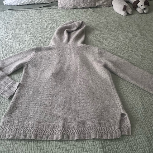 Sweater size M/L Faherty brand Like new 100% cashmere - Picture 2 of 6
